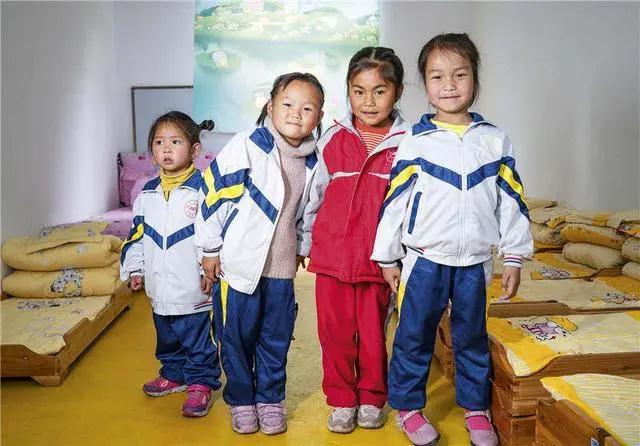 在山村幼儿园里,孩子们能找到彼此的玩伴(秦斌 摄).jpg
