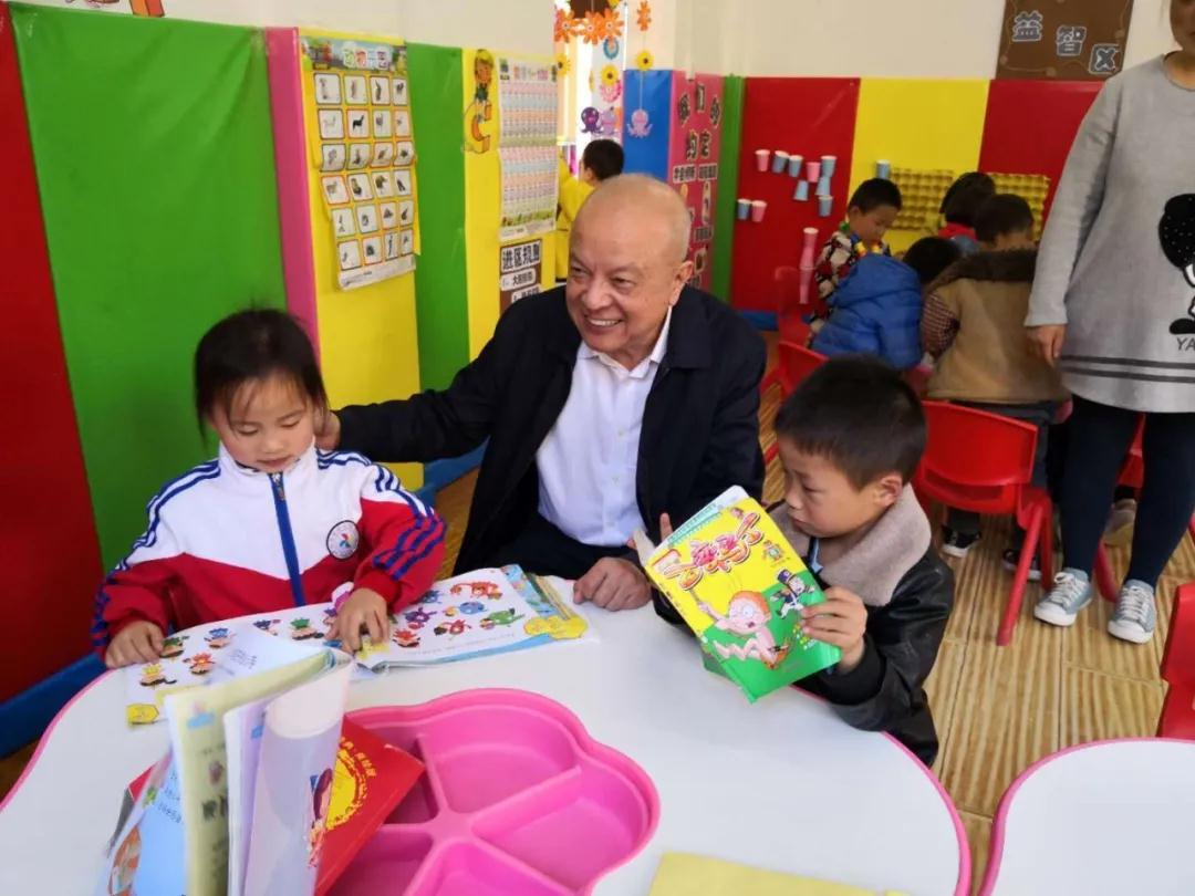 卢迈在山村幼儿园内.jpg