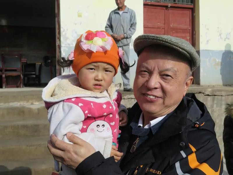 卢迈与山村孩子在一起.jpg