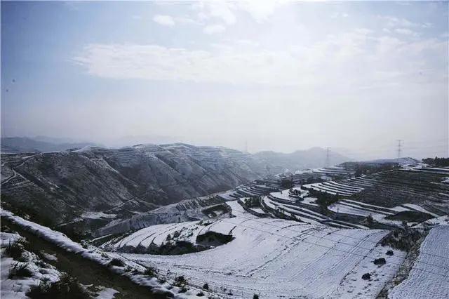 乐都属于国家连片特殊困难地区。冬天大雪覆盖黄土,远看去一片苍茫之感.jpg